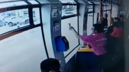 VIDEO: Un pasager a spart geamul unui tramvai ca să își facă „aer condiționat” / Incidentul a fost filmat