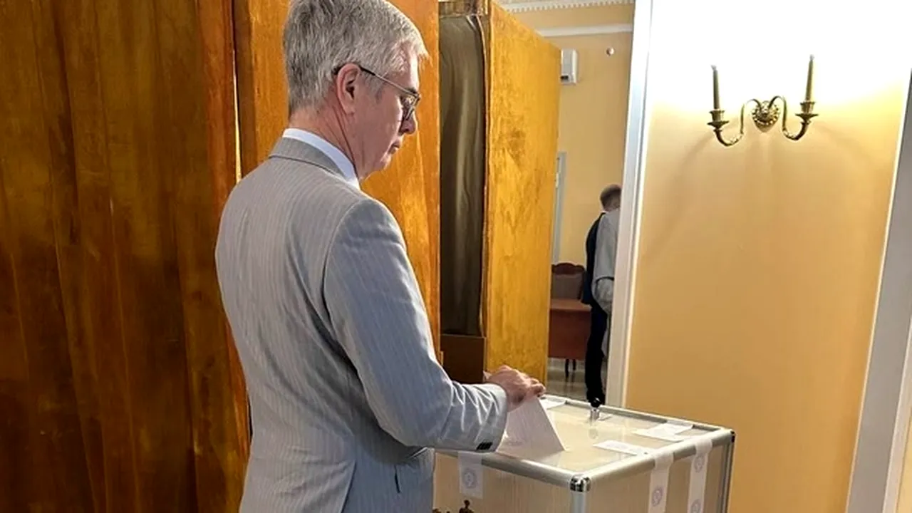 Alegeri în Rusia, la Ambasada de la București. Românii au taxat ironic scrutinul electoral: „Credeam că e cartea de condoleanțe pentru Putin”