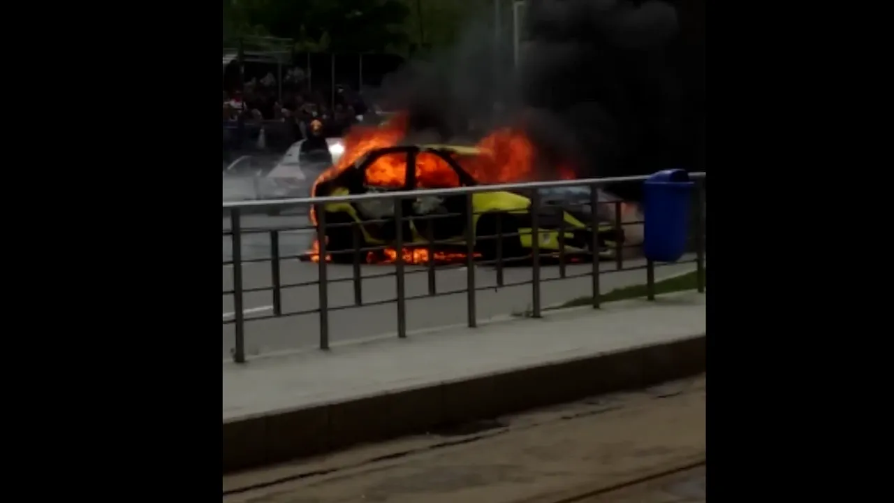 Un taximetrist din Capitală și-a dat foc la mașină pentru că fusese amendat