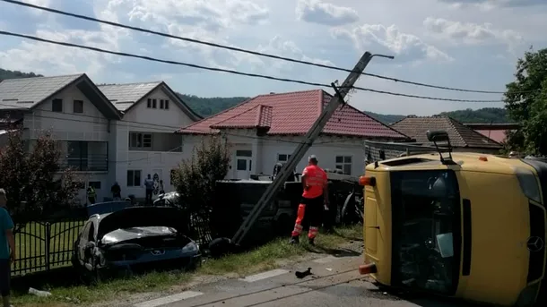 FOTO | Grav accident rutier în județul Argeș, soldat cu un mort și trei răniți
