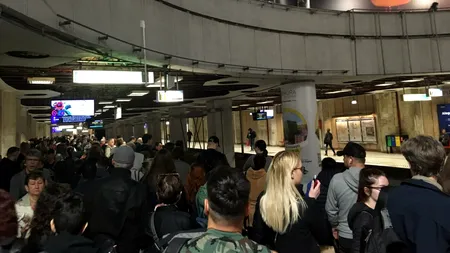 VIDEO | Circulația pe Magistrala 2 de metrou, îngreunată după ce un călător A TRAS semnalul de alarmă la intrarea în stația „Universitate”