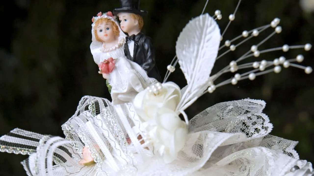 Invitație neobișnuită la nuntă. Bannere uriașe montate într-un cartier din Târgu-Jiu FOTO
