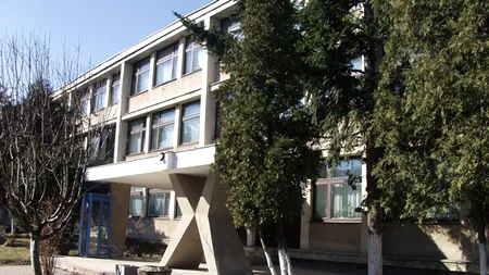 Alarmă cu BOMBĂ la un liceu din Hunedoara: peste 900 de elevi și 64 de profesori, EVACUAȚI