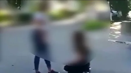 Adolescentă bătută și umilită în stradă pentru un băiat. Poliția a deschis o anchetă