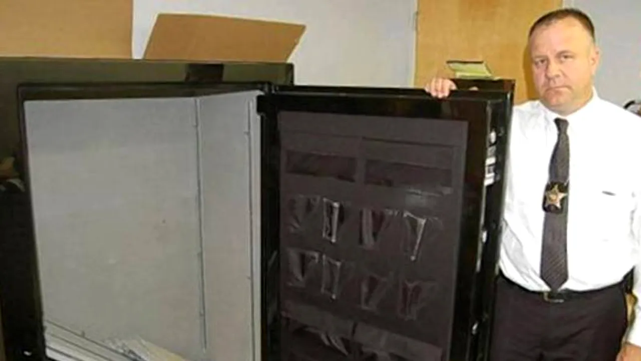 Ce a găsit un bărbat într-un seif comandat pe internet