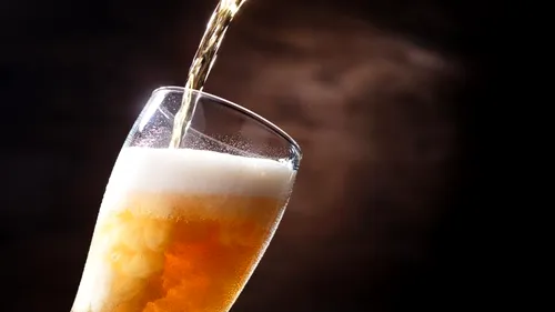 DONAȚIE. O fabrică de bere dăruieşte berea rămasă nevândută odată cu începerea pandemiei
