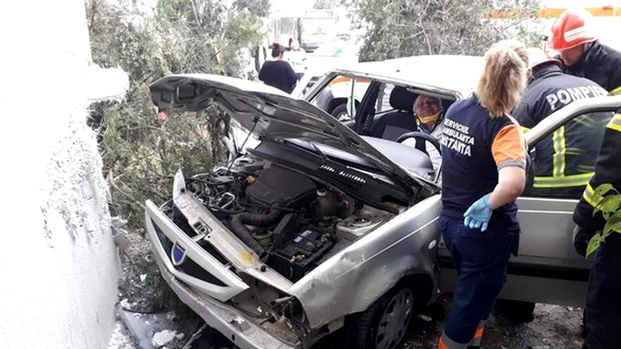 Un șofer beat a intrat cu Dacia într-un bloc din Constanța FOTO