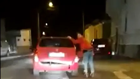 TERIBILISM pe șosea. Un tânăr a fost filmat în timp ce se plimbă cu ROLELE, tras de o mașină - VIDEO