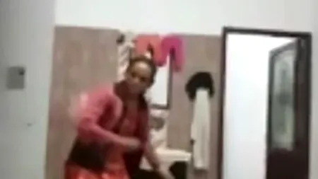 Ce au descoperit părinții unui bebeluș din India, după ce au ascuns un telefon cu cameră video în locuință