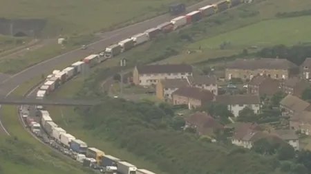 Mii de vehicule, inclusiv din România, blocate de zeci de ore pe autostrăzi din Marea Britanie