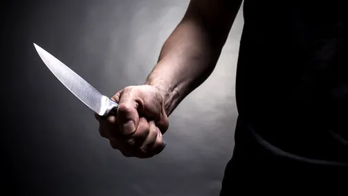 Un tânăr a fost fugărit pe stradă cu un cuțit de bucătărie de către fostul iubit al mamei sale 