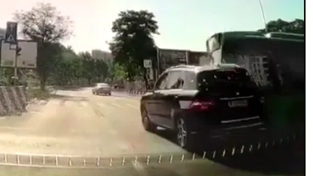 Grav accident în București. Un autobuz a intrat în plin într-o mașină, chiar pe partea unde se afla un copil | VIDEO