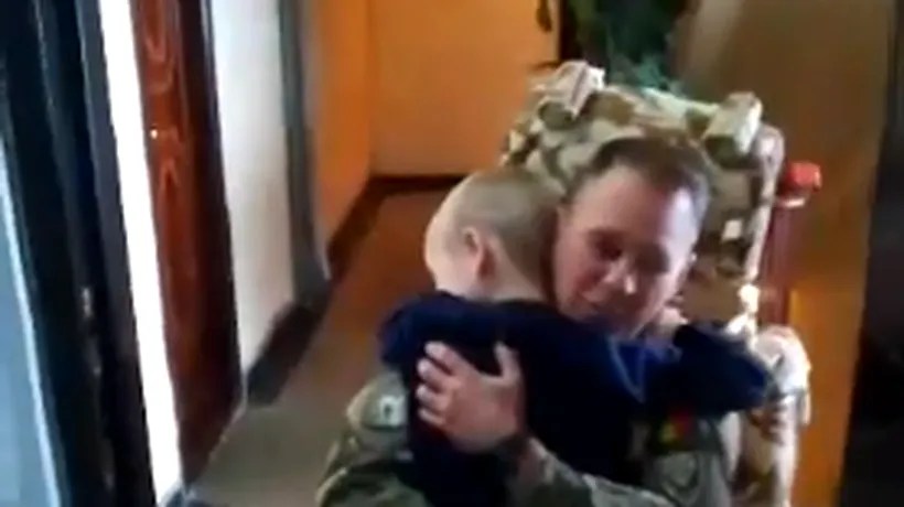 Imagini emoționante. Cum a reacționat Luca atunci când și-a văzut tatăl după o absență de șase luni. Militarul a fost plecat în Afganistan - VIDEO