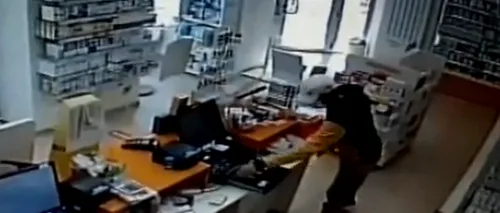 VIDEO | Imagini șocante cu jaful dintr-o farmacie din București. Un tânăr amenință farmacista cu un cuțit, apoi golește casa de marcat