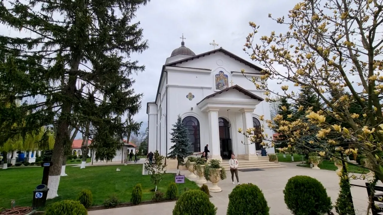 LEGENDA apei tămăduitoare de la Mănăstirea Ghighiu. În fiecare an, mii de pelerini vin aici cu credință în vindecarea trupului și a sufletului