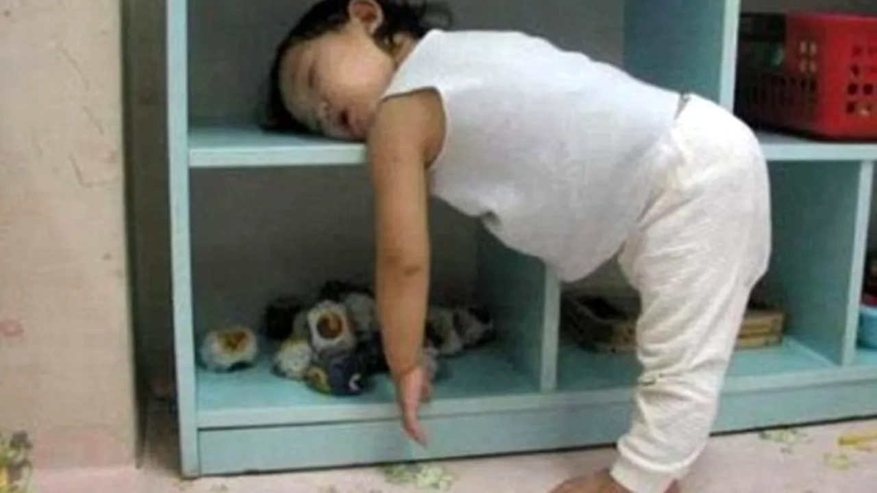 Cele mai ciudate locuri în care pot ațipi copiii. GALERIE FOTO