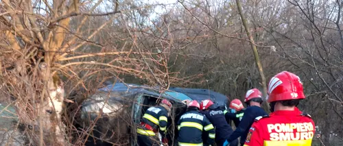 Două persoane au murit pe un drum din Vâlcea, după ce mașina în care se aflau a intrat într-un copac
