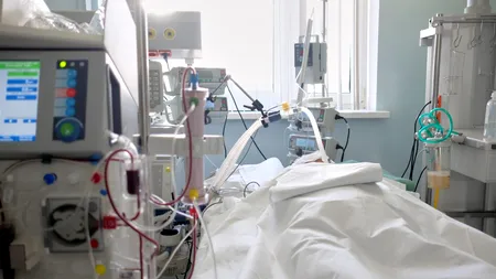 Băiat de 16 ani, printre victimele COVID-19 raportate joi. Adolescentul era vaccinat, dar prezenta comorbidități