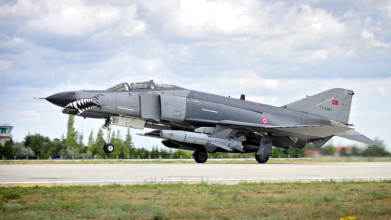 Două avioane de vânătoare ale Turciei s-au ciocnit în zbor. Patru piloți au murit