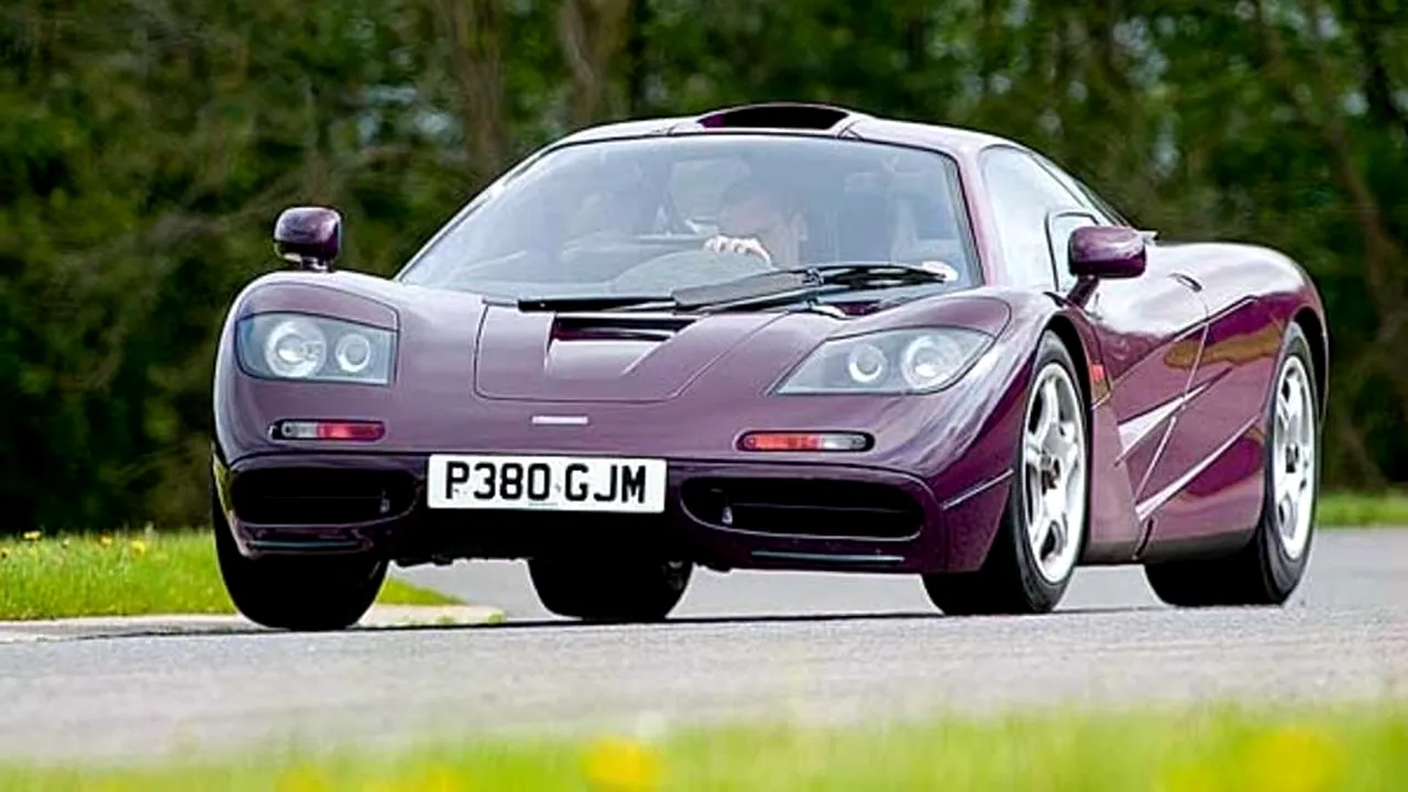 Rowan Atkinson și-a vândut mașina de curse de Formula 1 cu o sumă uriașă