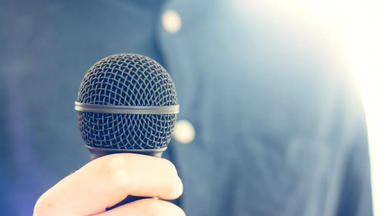 Un JURNALIST care relata despre corupția endemică și conflictele dintr-un stat bogat în resurse minerale, găsit mort într-o fosă septică