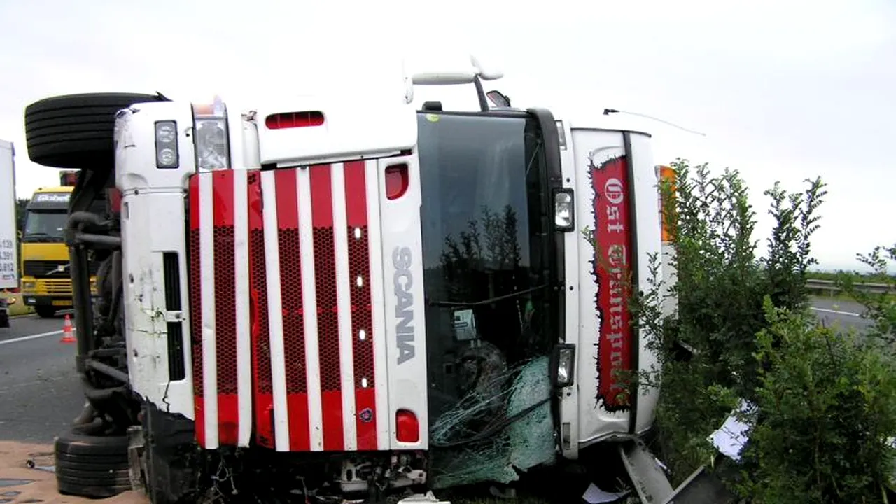 TIR RĂSTURNAT pe DN 7. Traficul se desfășoară cu dificultate
