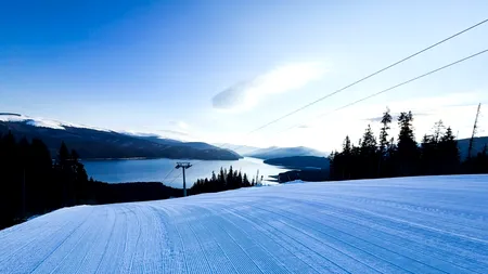 Imagini de Paște cu zăpadă pe Transalpina. Ninge și se schiază