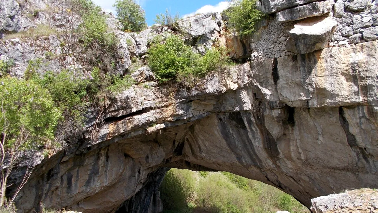 „Podul lui Dumnezeu”, minunea naturii din Mehedinți despre care puțină lume știe. Legenda celui mai mare pod natural din România