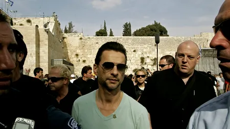 Dave Gahan, solistul Depeche Mode, înconjurat de femei la București