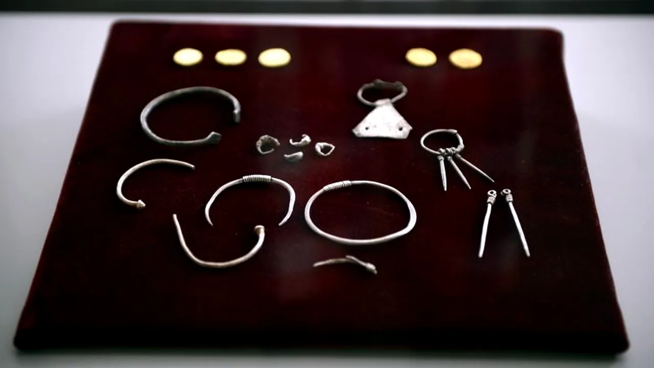 Noi piese din tezaurul dacic, expuse marți la Muzeul Național de Istorie a României