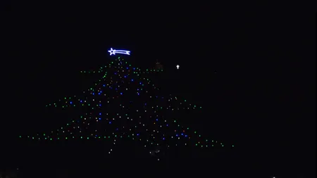 Cel mai mare pom de Crăciun din lume şi-a aprins luminiţele. Are 130.000 de metri pătraţi