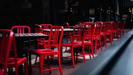 Restaurantele și zonele de food-court din mall-uri, aproape pustii, în București, în prima zi de la introducerea certificatului verde: O parte dintre clienți refuză să-l prezinte