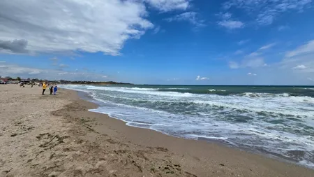 1 Mai în Vama Veche. Vântul puternic nu îi împiedică pe turiști să se plimbe pe litoral. Cum arată marea