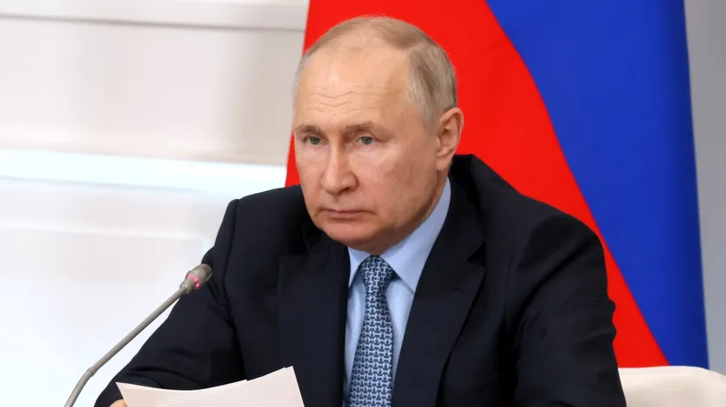 Vladimir Putin s-a SCUFUNDAT în apă rece ca gheața pentru a marca Boboteaza