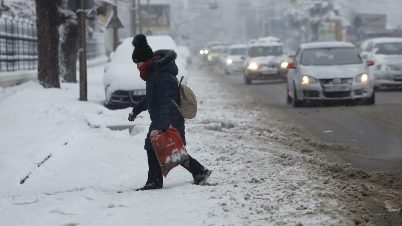 Meteorologii anunță ninsori, urmate de temperaturi NEOBIȘNUIT de mari săptămâna următoare. Care sunt zonele în care se întoarce iarna
