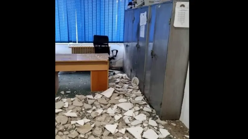 FOTO | Tavanul biroului de la Investigații criminale din Pucioasa s-a prăbușit. „Vom fi nevoiți să intrăm în serviciu echipați cu căști de protecție”