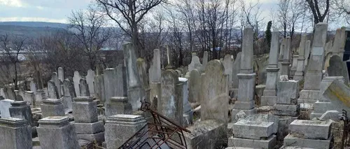 Ca în filmele de groază: Bărbat găsit spânzurat de o cruce, într-un cimitir din Dolj