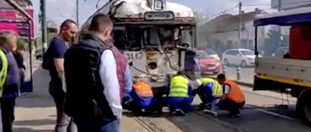 PANICĂ în Timișoara: Două persoane au ajuns la spital după ce un tramvai FĂRĂ VATMAN a pornit singur și a circulat sute de metri - VIDEO