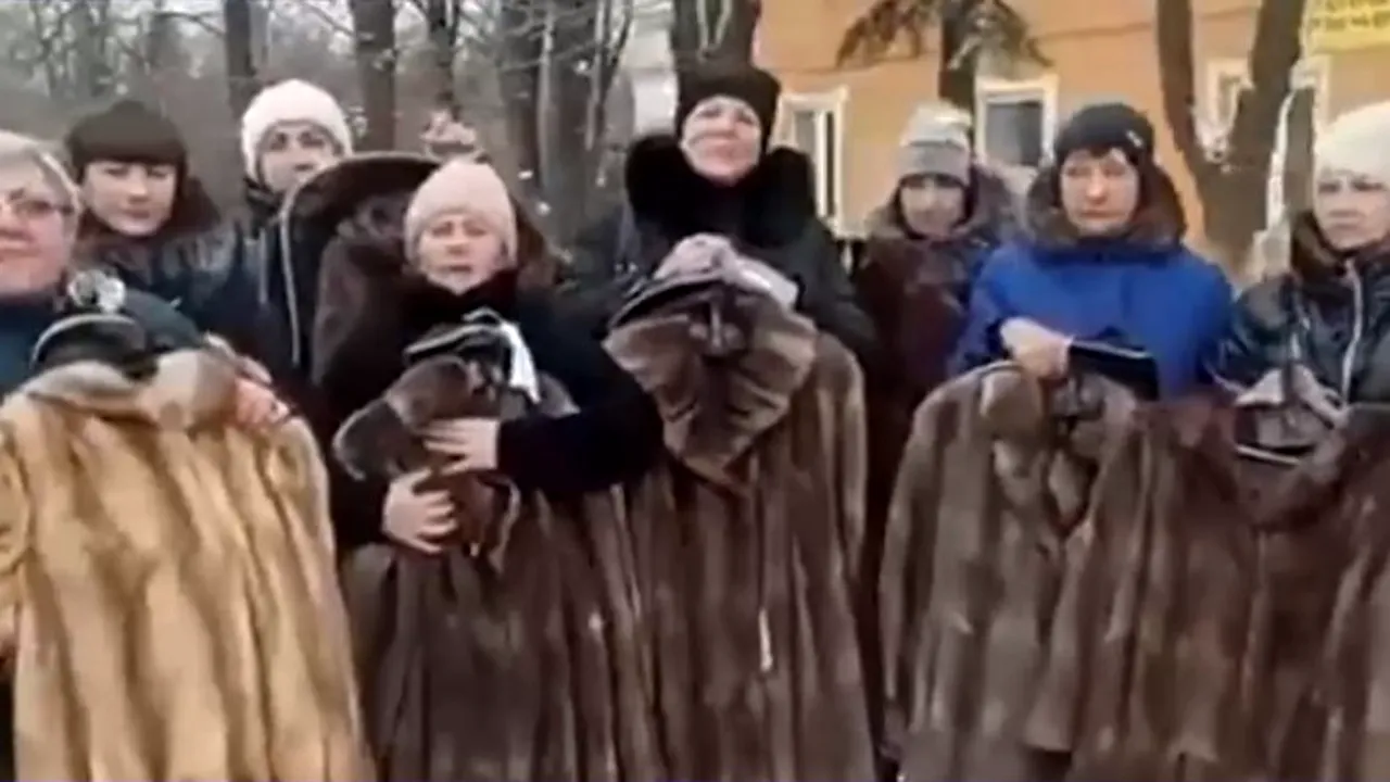VIDEO | Cu soții morți pe frontul de luptă, VĂDUVELE rusoaice sunt consolate de Kremlin cu haine de blană: „Vă mulțumim din inimă!”