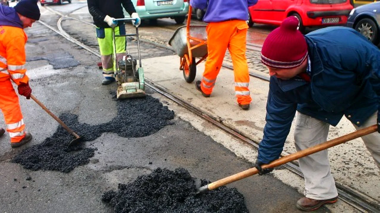 Gropile de pe autostrăzi și drumuri naționale ar putea acoperi integral o șosea de 80 km cu o lățime de 10 metri