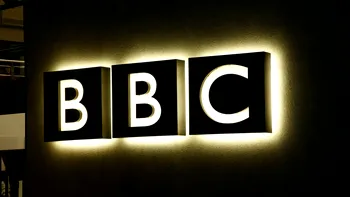 The Guardian: BBC ia în calcul o campanie de externalizare a MII de locuri de muncă. Un gigant tech din SUA ar putea deveni partener