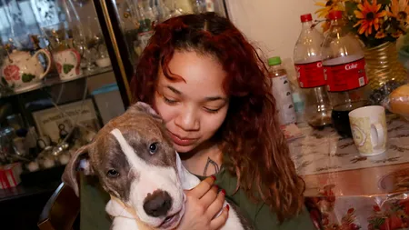 Această tânără se plimba singură când un bărbat a atacat-o. Ce a urmat i-a schimbat radical viața