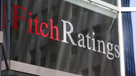 Fitch despre România: Situația politică nu este un risc imediat, dar nu trebuie să afecteze consolidarea fiscală