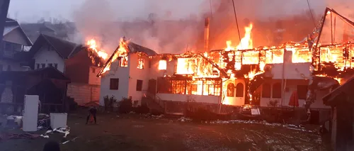 Incendiu uriaș la o pensiune din Moieciu de Sus. Flăcările s-au extins la alte două clădiri - VIDEO
