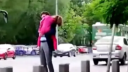 Ce spune Nicușor Dan după ce a fost filmat trecând strada cu fetița în brațe prin loc nepermis