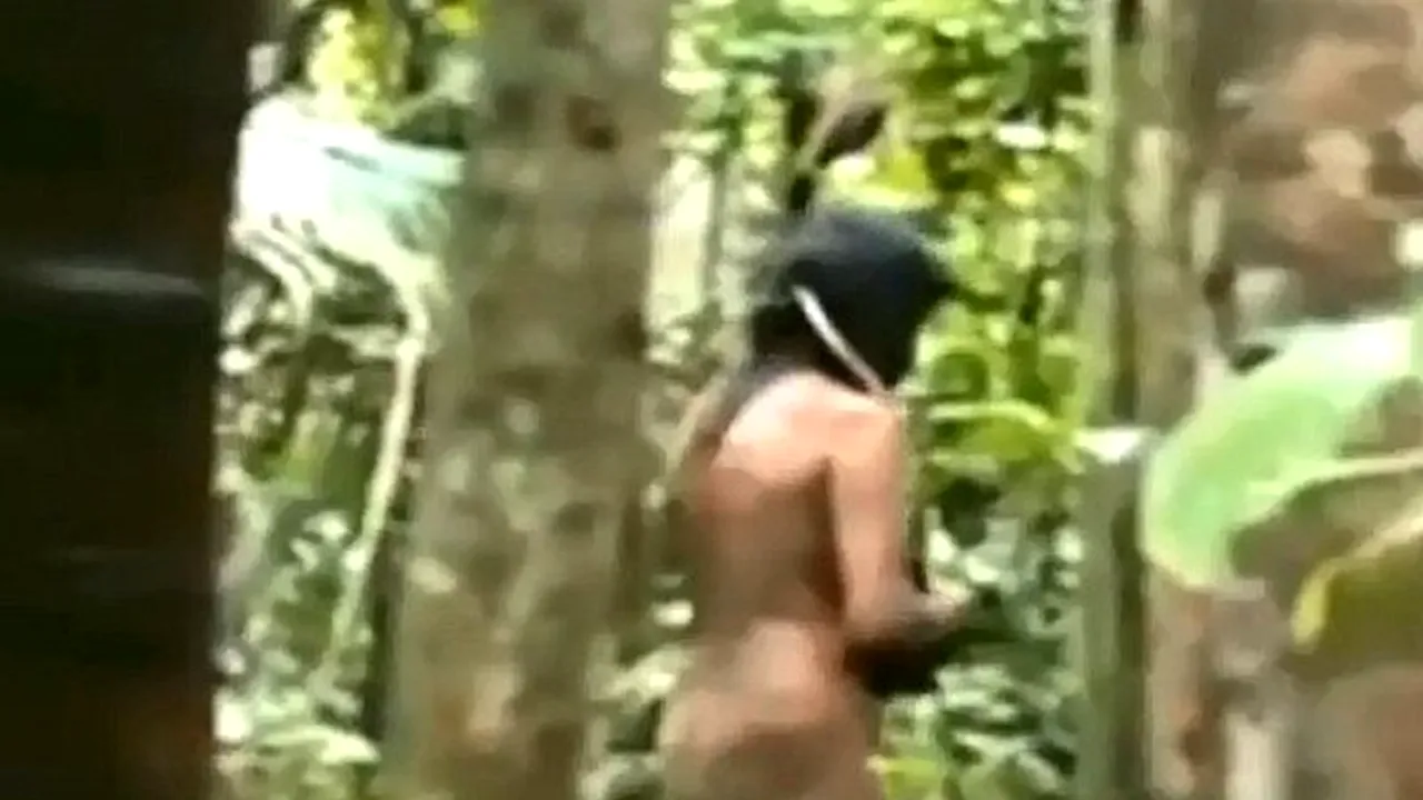 VIDEO: Reacția unei femei dintr-un trib amazonian, când descoperă că este filmată