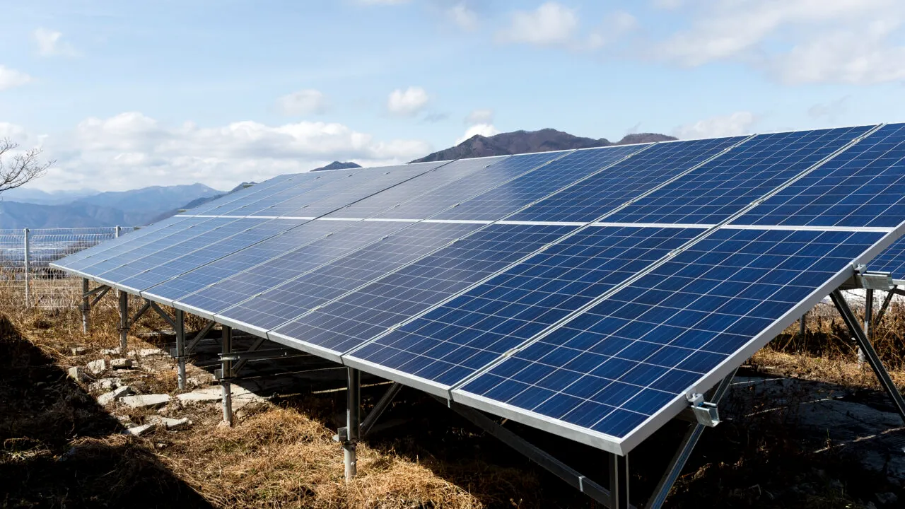 Orașul în care 150 de localnici trăiesc în beznă, deși în apropiere se află una dintre cele mai mari centrale solare din țară