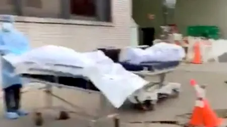 VIDEO cu puternic impact emoțional: Mai multe cadavre ale victimelor COVID-19 sunt încărcate de un motostivuitor într-un camion frigorific: „Nu e nicio glumă! Asta e cu adevărat!”