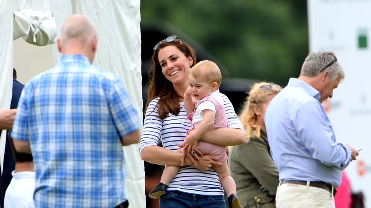 Prințul George, ieșire în public la un meci de polo. Nu are nici 11 luni, dar a făcut câțiva pași