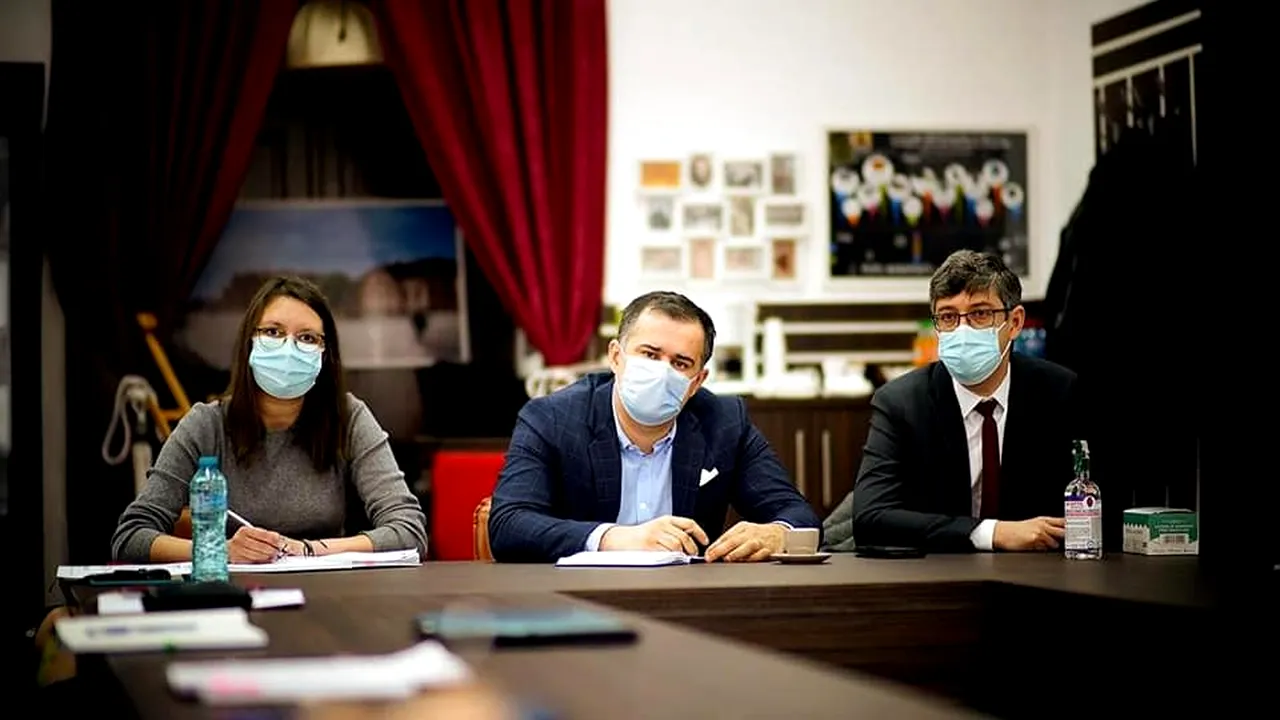 Covid-19 i-a băgat în izolare pe prefectul și pe primarul Bacăului. Jurământ depus din sufragerie